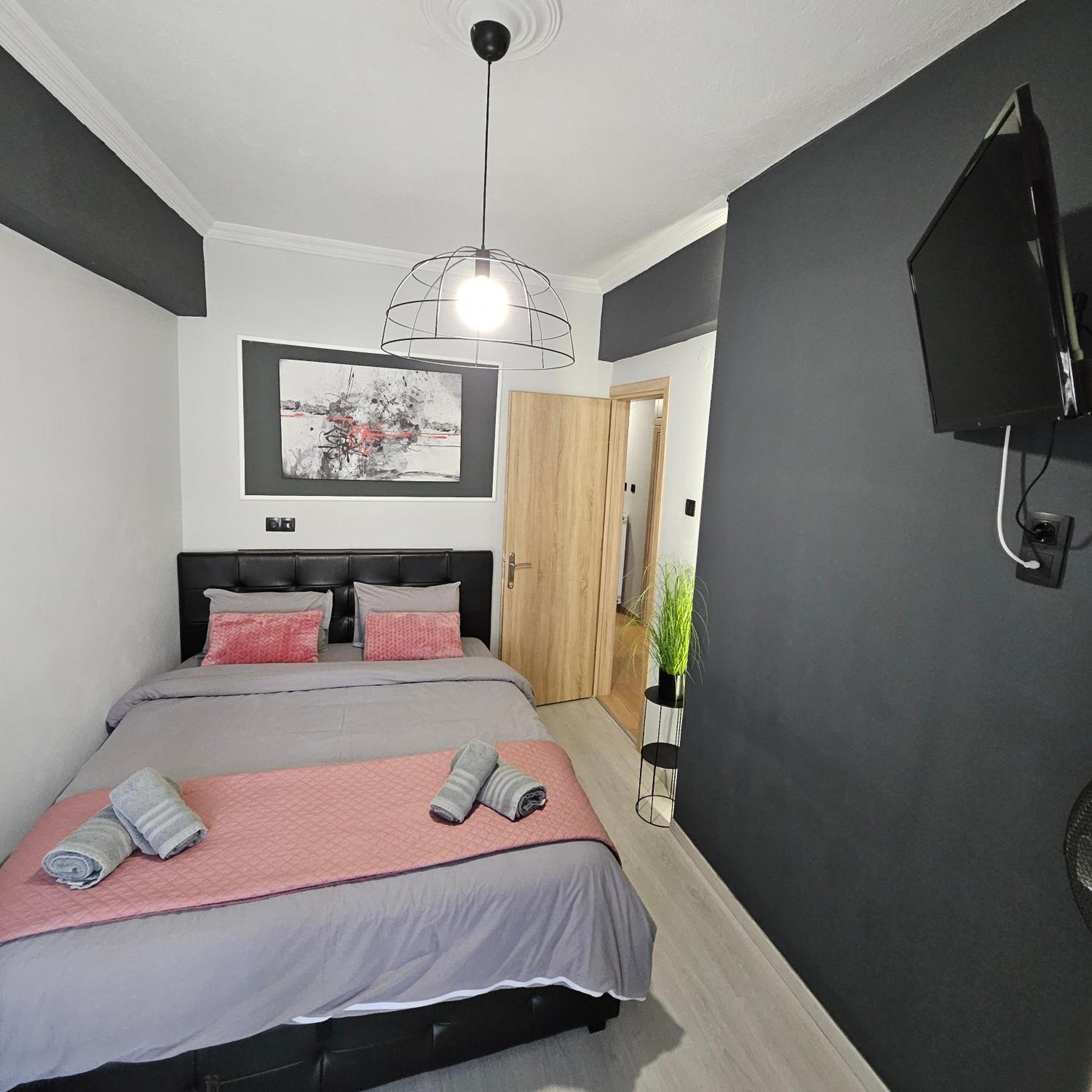 Central 3 Modern Apartment With Free Parking Сере Экстерьер фото
