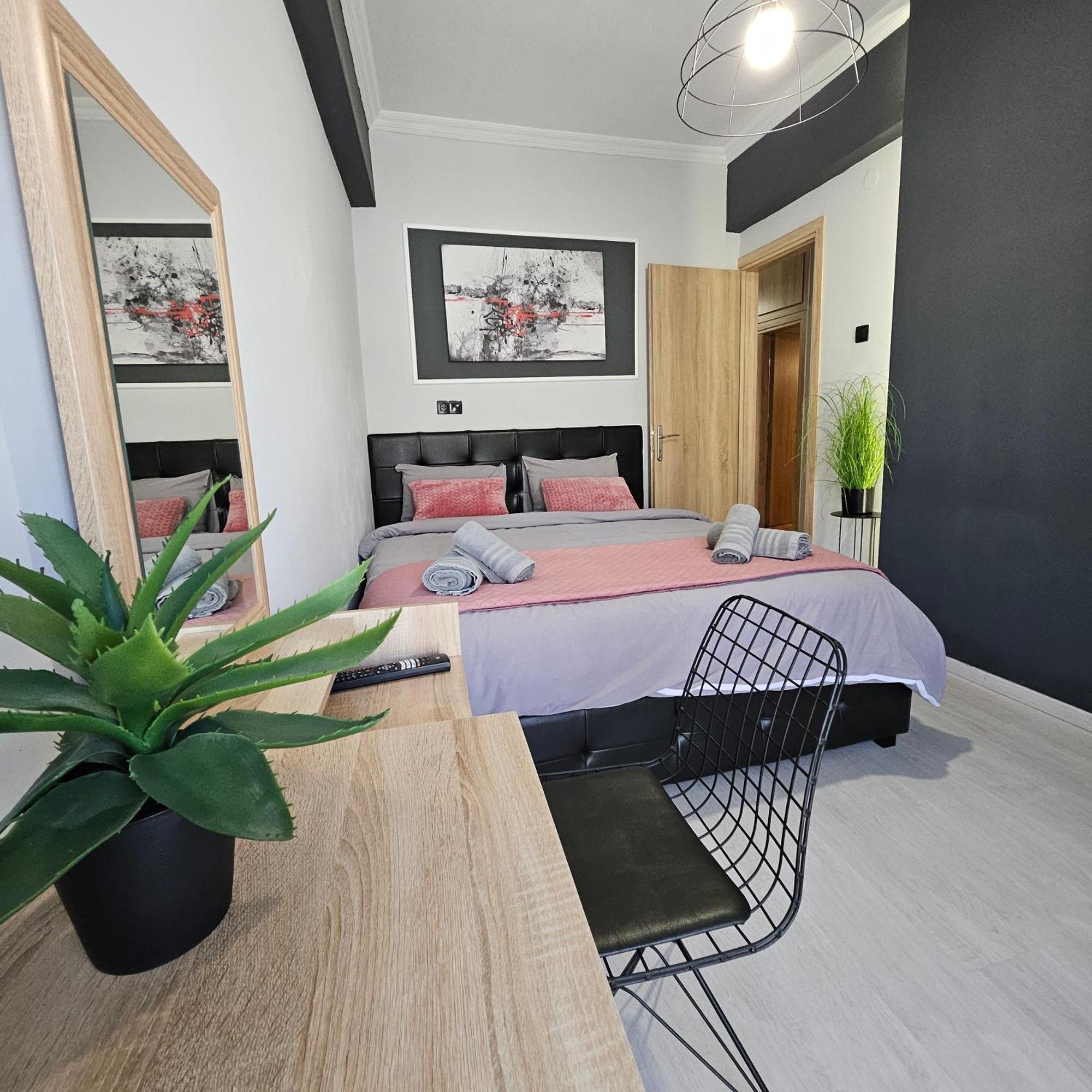 Central 3 Modern Apartment With Free Parking Сере Экстерьер фото