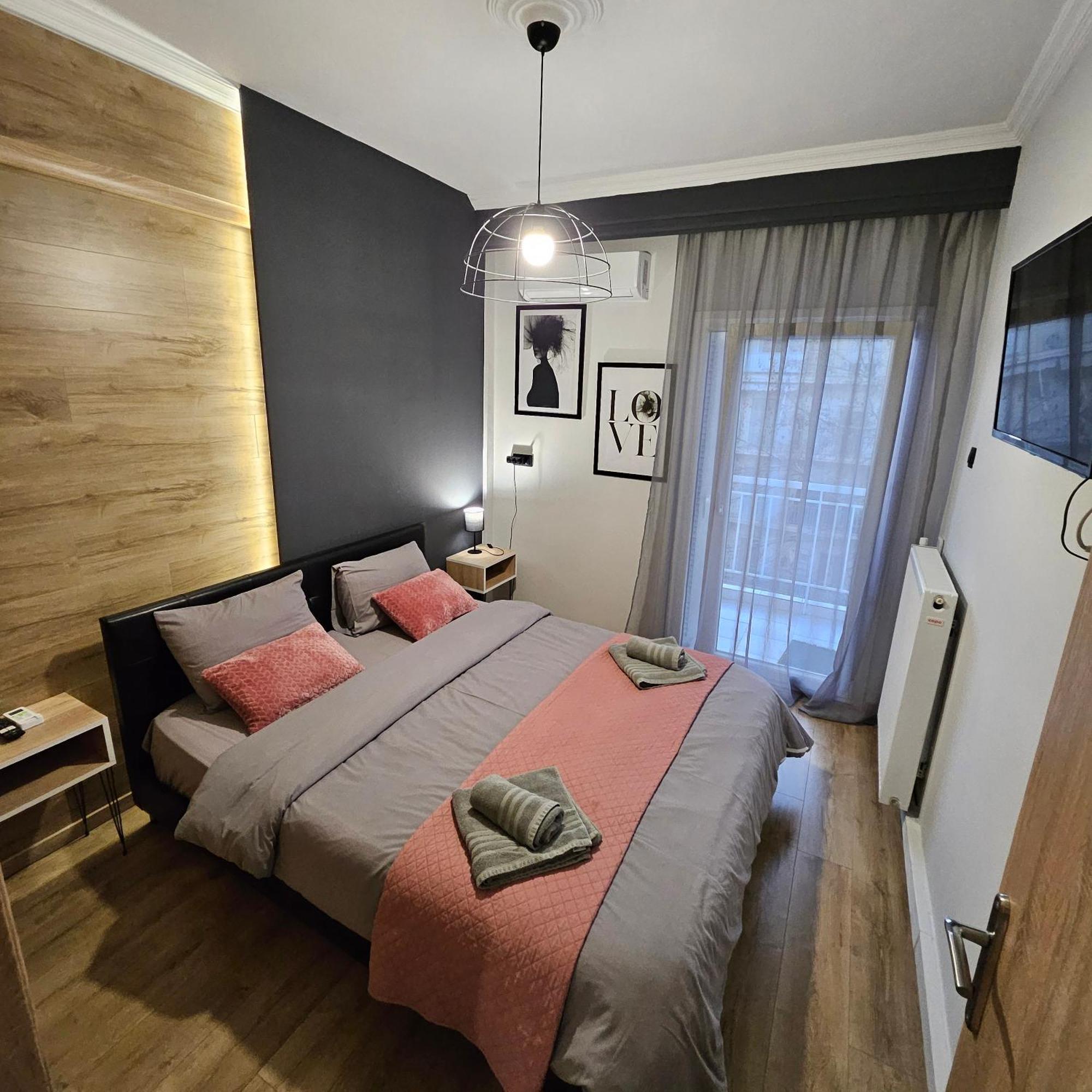 Central 3 Modern Apartment With Free Parking Сере Экстерьер фото