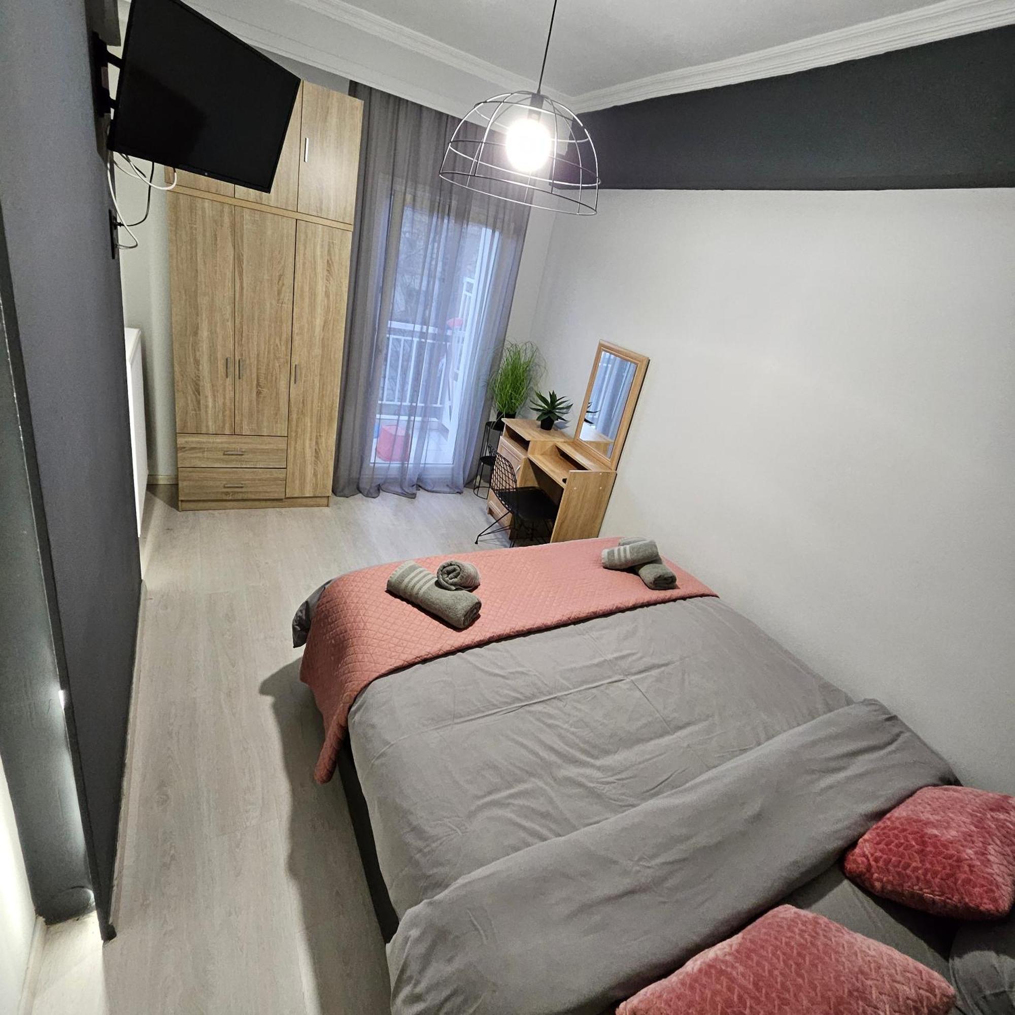 Central 3 Modern Apartment With Free Parking Сере Экстерьер фото