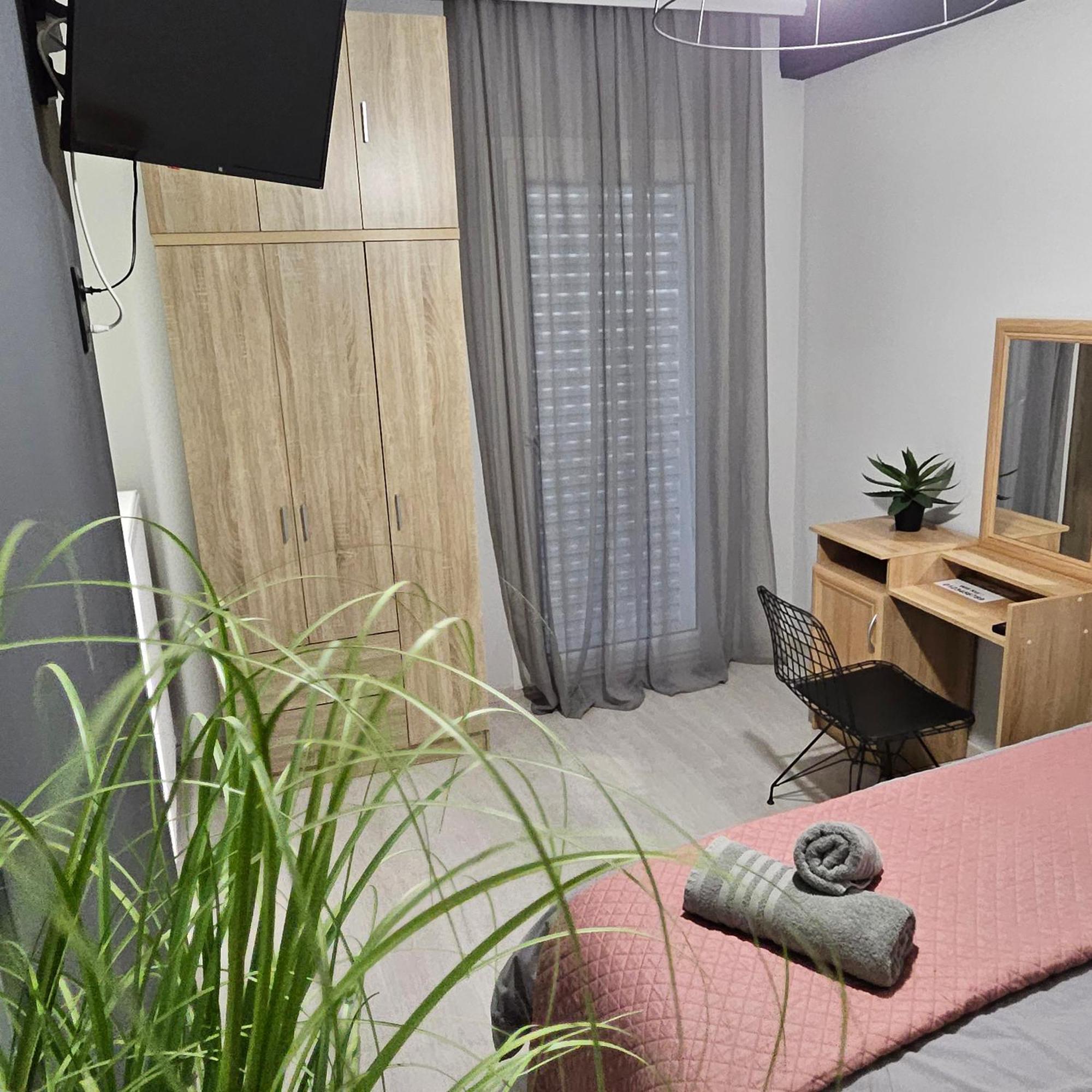 Central 3 Modern Apartment With Free Parking Сере Экстерьер фото
