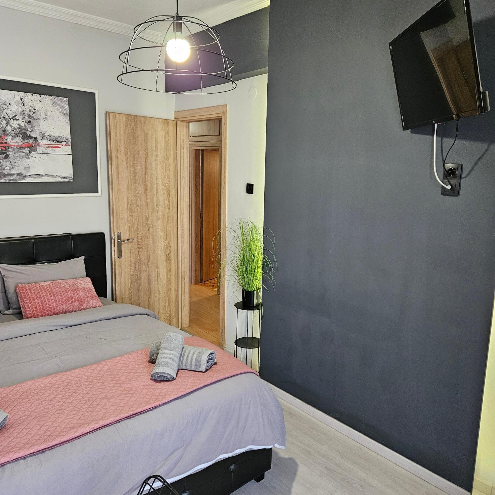 Central 3 Modern Apartment With Free Parking Сере Экстерьер фото