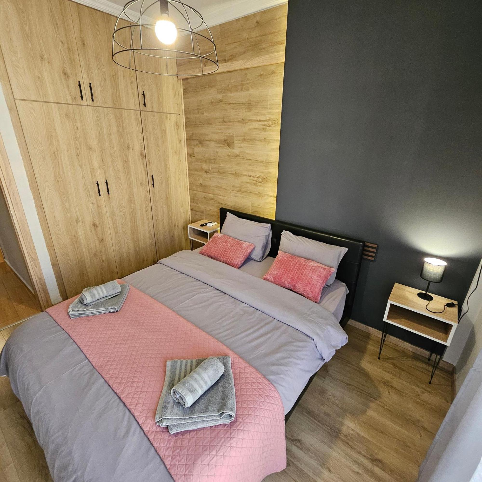 Central 3 Modern Apartment With Free Parking Сере Экстерьер фото