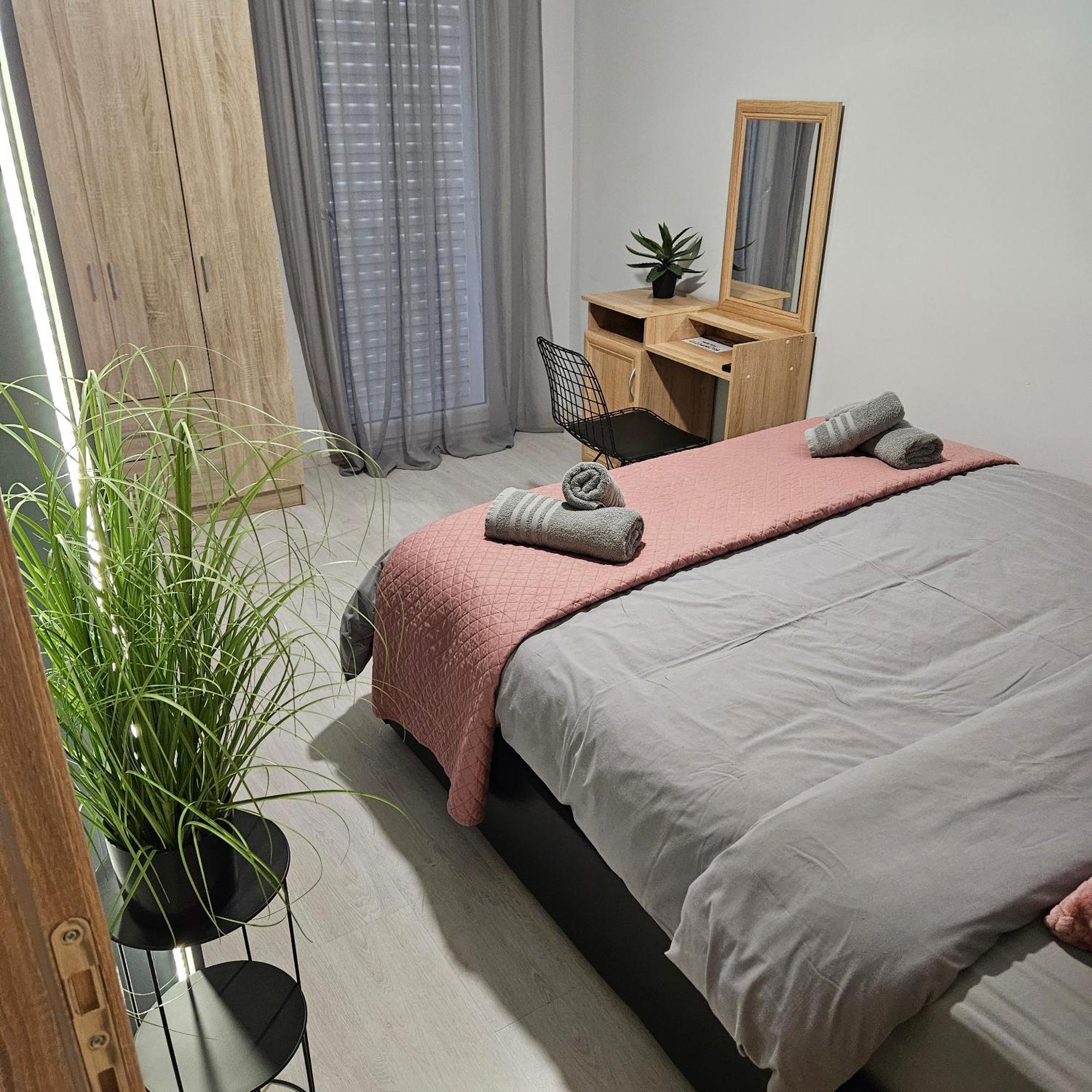 Central 3 Modern Apartment With Free Parking Сере Экстерьер фото