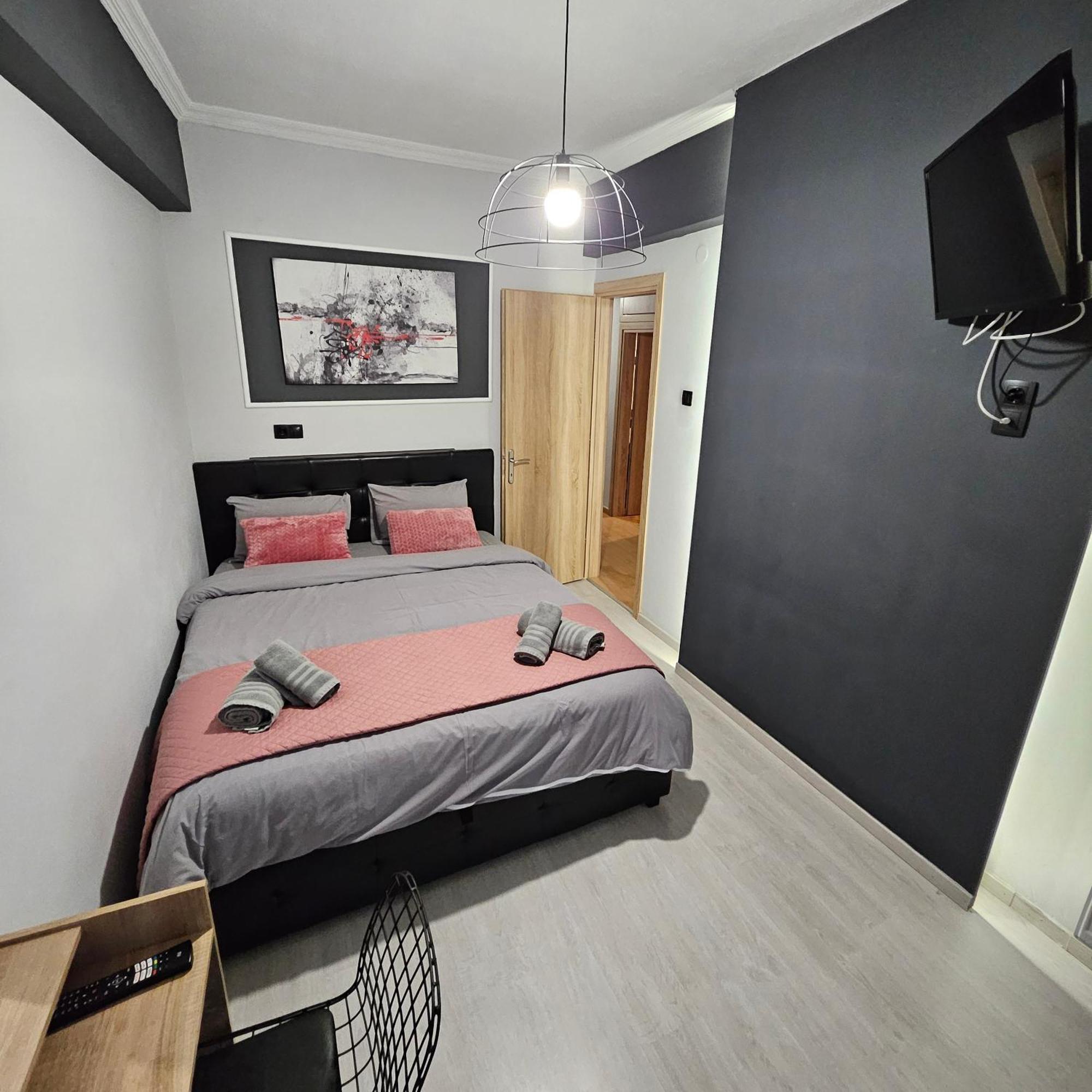 Central 3 Modern Apartment With Free Parking Сере Экстерьер фото
