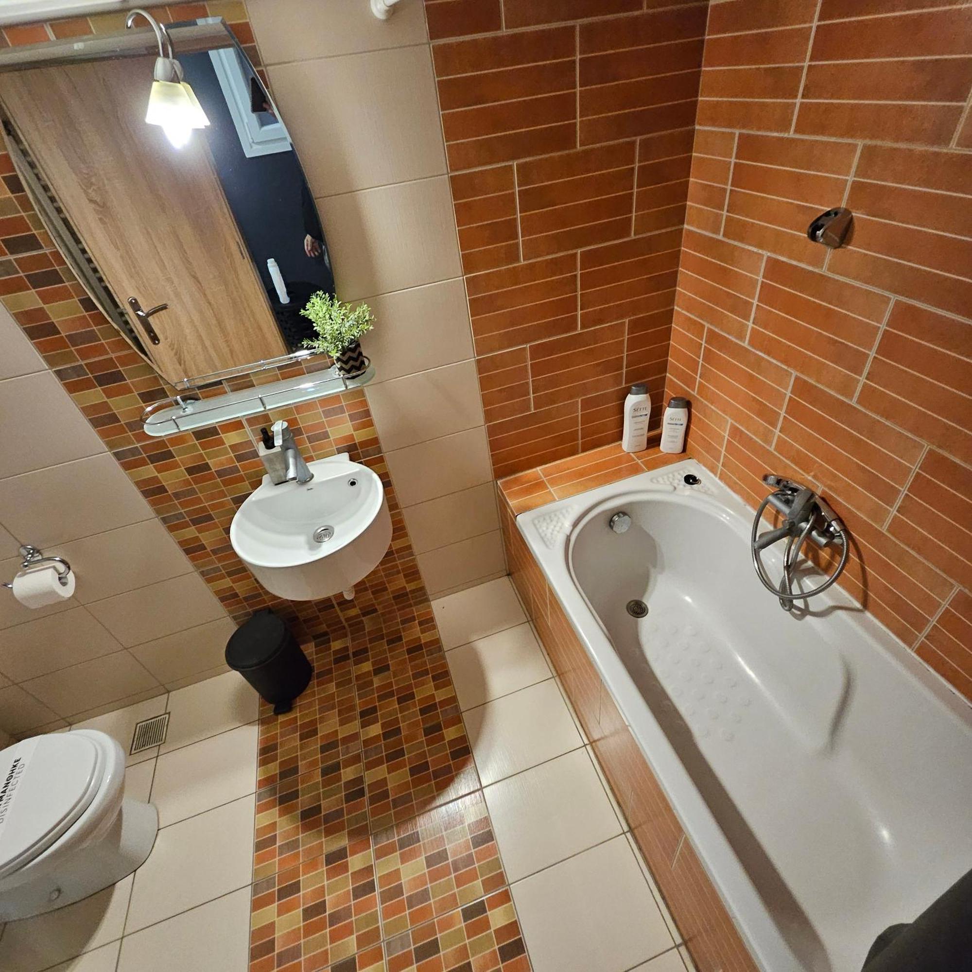 Central 3 Modern Apartment With Free Parking Сере Экстерьер фото