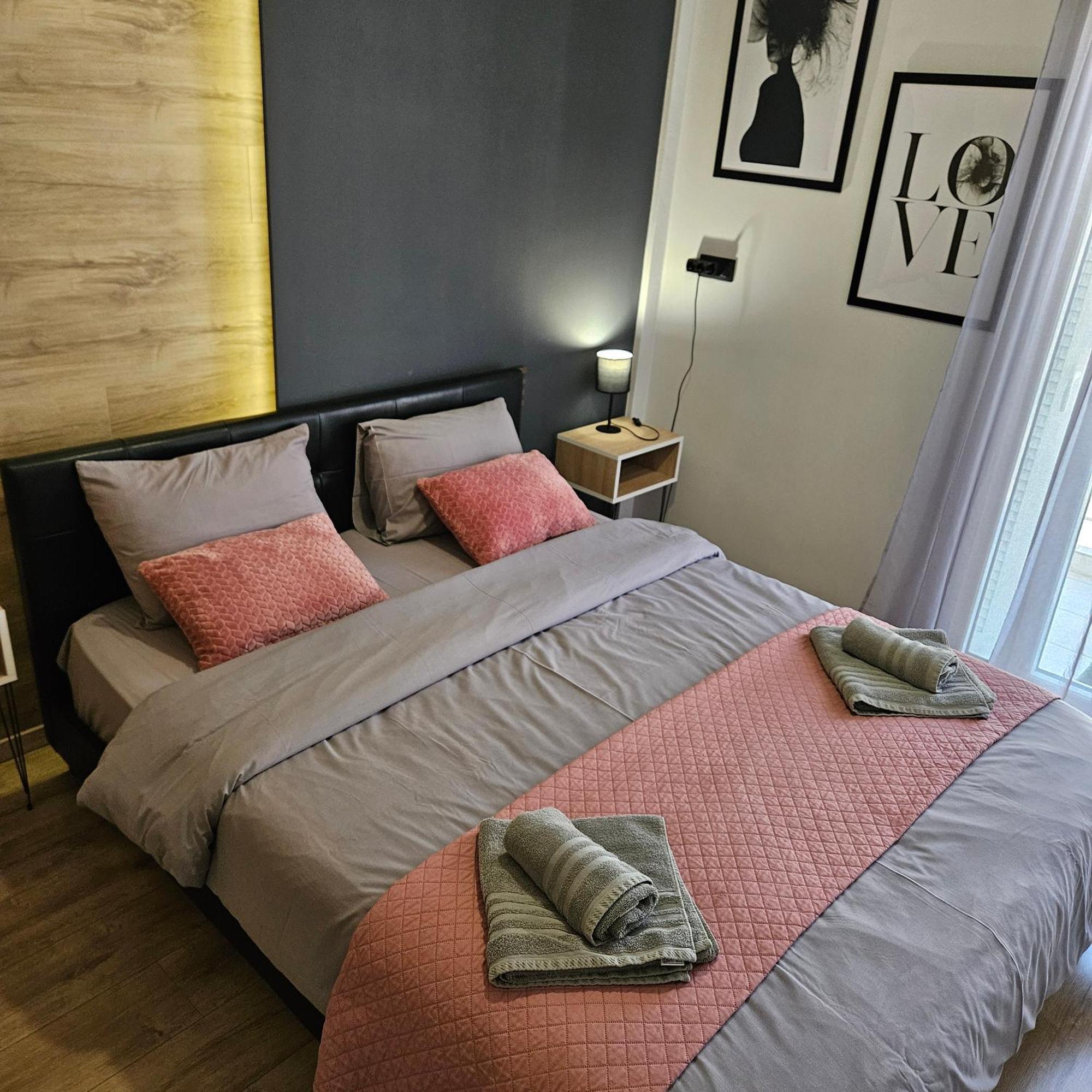 Central 3 Modern Apartment With Free Parking Сере Экстерьер фото